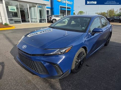 Used 2025 Toyota Camry SE image 1