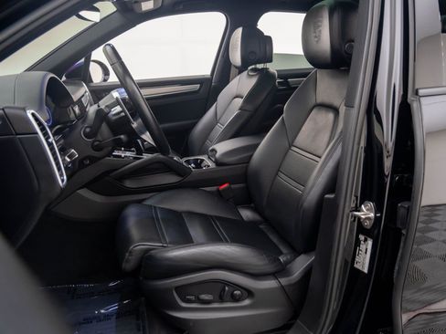 Used 2022 Porsche Cayenne Platinum Edition image 5