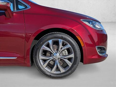 Used 2017 Chrysler Pacifica Limited image 11