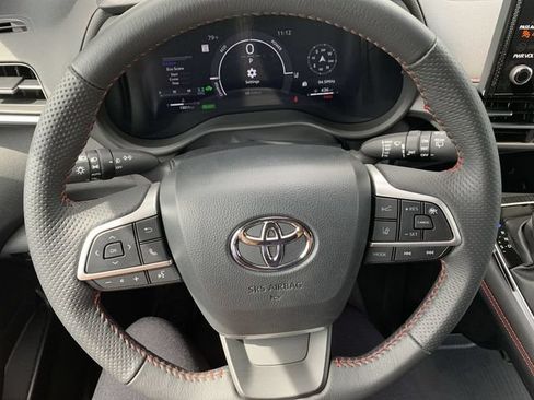 Used 2025 Toyota Sienna XSE FWD image 19