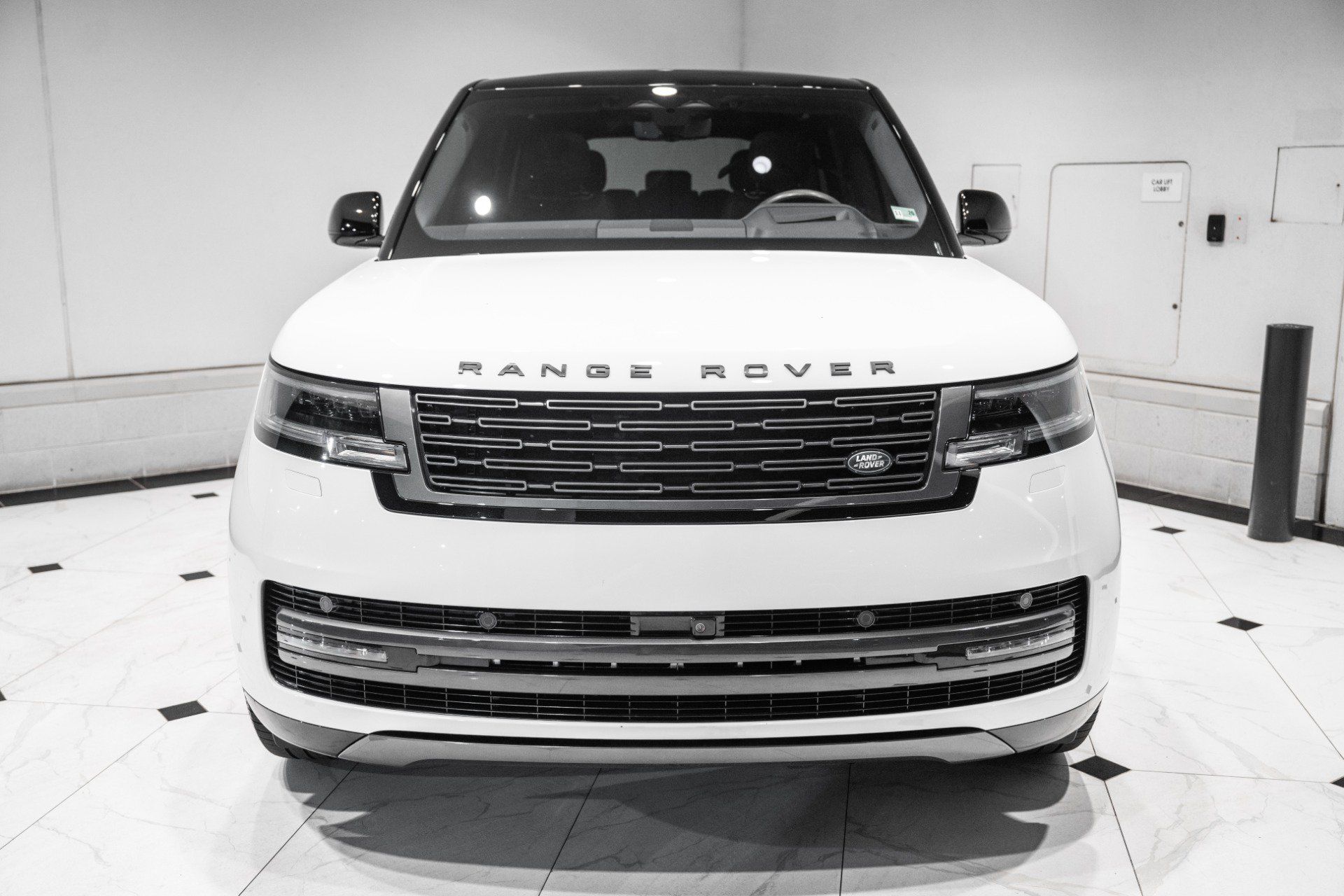 Used 2025 Land Rover Range Rover SE AWD/4WD image 4
