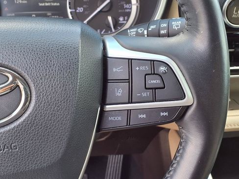Used 2022 Toyota Highlander XLE FWD image 32