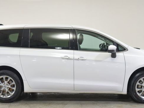 Used 2023 Chrysler Pacifica Touring-L AWD/4WD image 15
