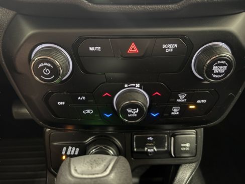 Used 2019 Jeep Renegade Altitude w/ Quick Order Package 2XM AWD/4WD image 16