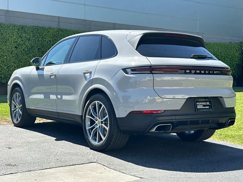 Certified 2025 Porsche Cayenne AWD/4WD image 3