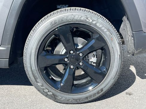 New 2025 Jeep Grand Cherokee Altitude image 7