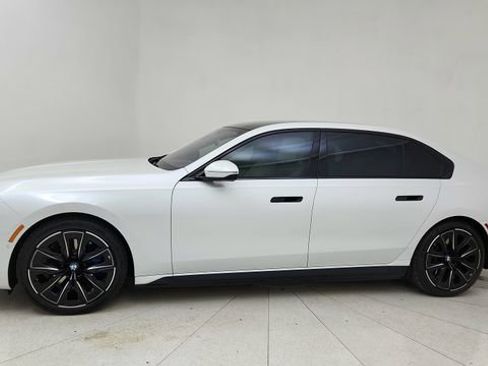 Used 2023 BMW i7 xDrive60 w/ Executive Package 2 image 3
