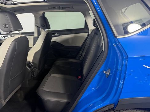 Used 2025 Volkswagen Taos SE w/ Panoramic Sunroof Package FWD image 23