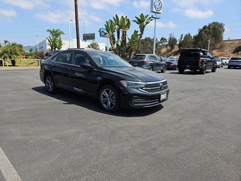 Used 2023 Volkswagen Jetta SE FWD image 3