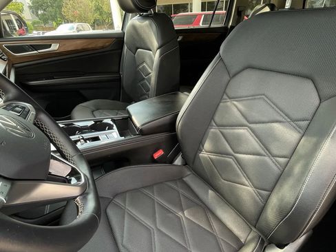 Used 2025 Volkswagen Atlas SE FWD image 21