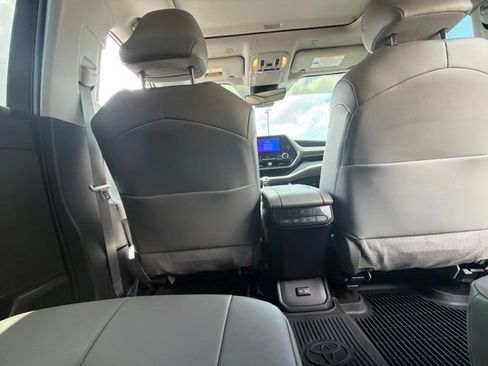 Used 2024 Toyota Highlander XLE AWD/4WD image 23