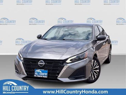 Used 2024 Nissan Altima 2.5 SV FWD image 1