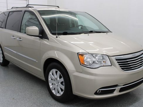 Used 2016 Chrysler Town & Country Touring w/ Driver Convenience Group FWD image 4