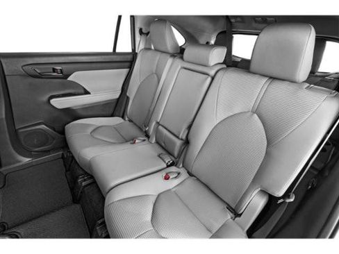 Used 2024 Toyota Highlander LE FWD image 13
