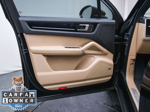 Used 2023 Porsche Cayenne Platinum Edition image 43