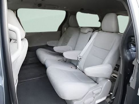 Used 2017 Toyota Sienna XLE w/ XLE Navigation Package FWD image 7
