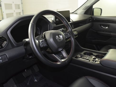 Used 2025 Honda Pilot TrailSport image 2