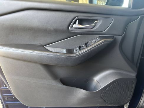 Used 2025 Nissan Rogue SV FWD image 18