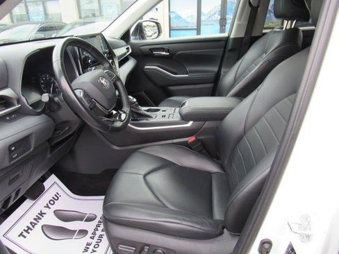 Used 2021 Toyota Highlander XLE AWD/4WD image 11