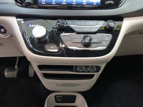 Used 2024 Chrysler Pacifica Touring-L image 22