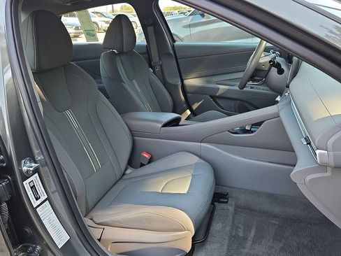 Used 2025 Hyundai Elantra SEL FWD image 31