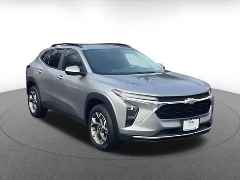 Used 2025 Chevrolet Trax LT image 3