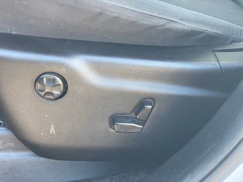 Used 2019 Jeep Grand Cherokee Laredo image 12