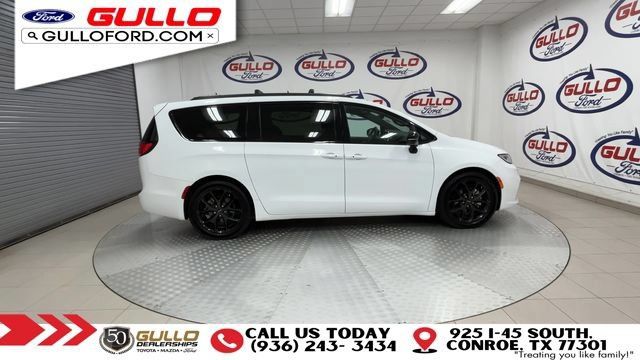 Used 2024 Chrysler Pacifica Limited w/ S Appearance Package FWD image 9