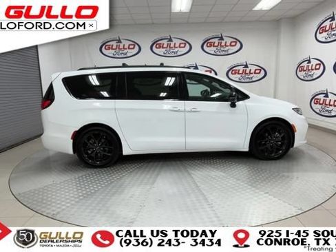Used 2024 Chrysler Pacifica Limited w/ S Appearance Package FWD image 9