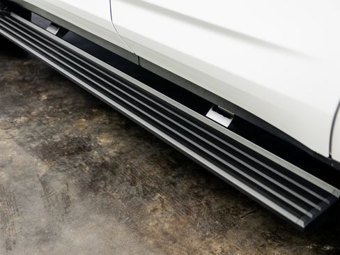 Used 2025 GMC Yukon AT4 w/ AT4 Premium Plus Package image 11