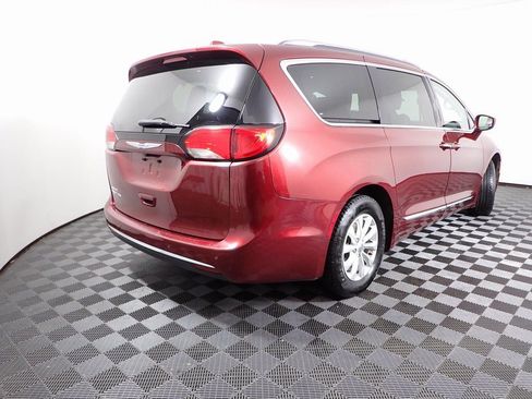 Used 2019 Chrysler Pacifica Touring-L image 16
