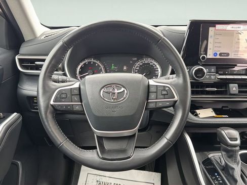 Used 2024 Toyota Highlander XLE AWD/4WD image 18