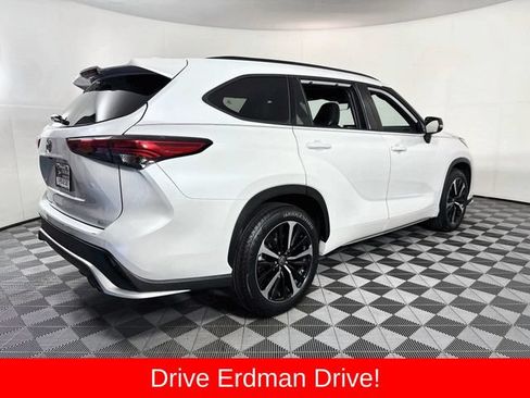 Used 2022 Toyota Highlander XSE FWD image 23