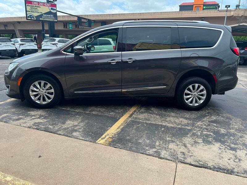 Used 2019 Chrysler Pacifica Touring-L FWD image 5