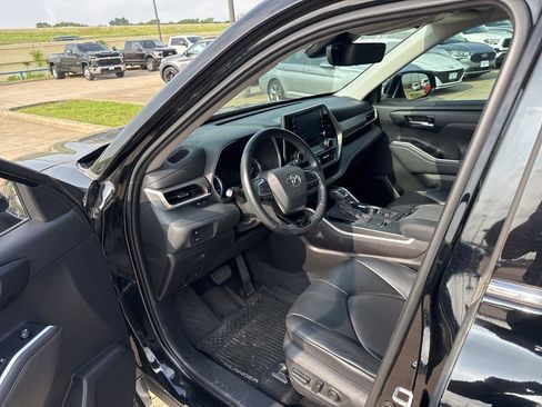 Used 2021 Toyota Highlander XLE FWD image 20