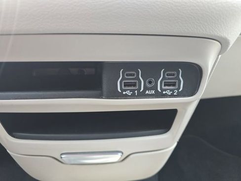 Used 2023 Chrysler Pacifica Touring-L FWD image 6