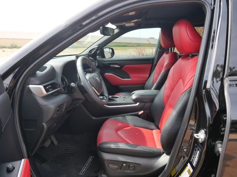 Used 2023 Toyota Highlander XSE image 19