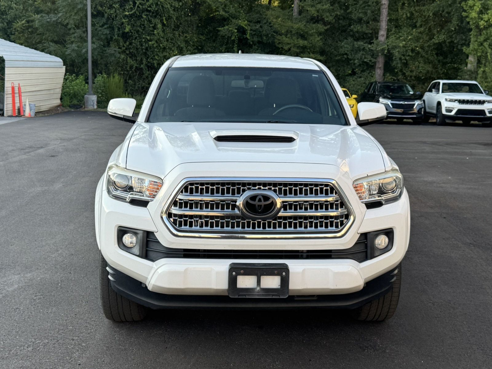 Used 2017 Toyota Tacoma TRD Sport w/ Tow Package RWD image 2