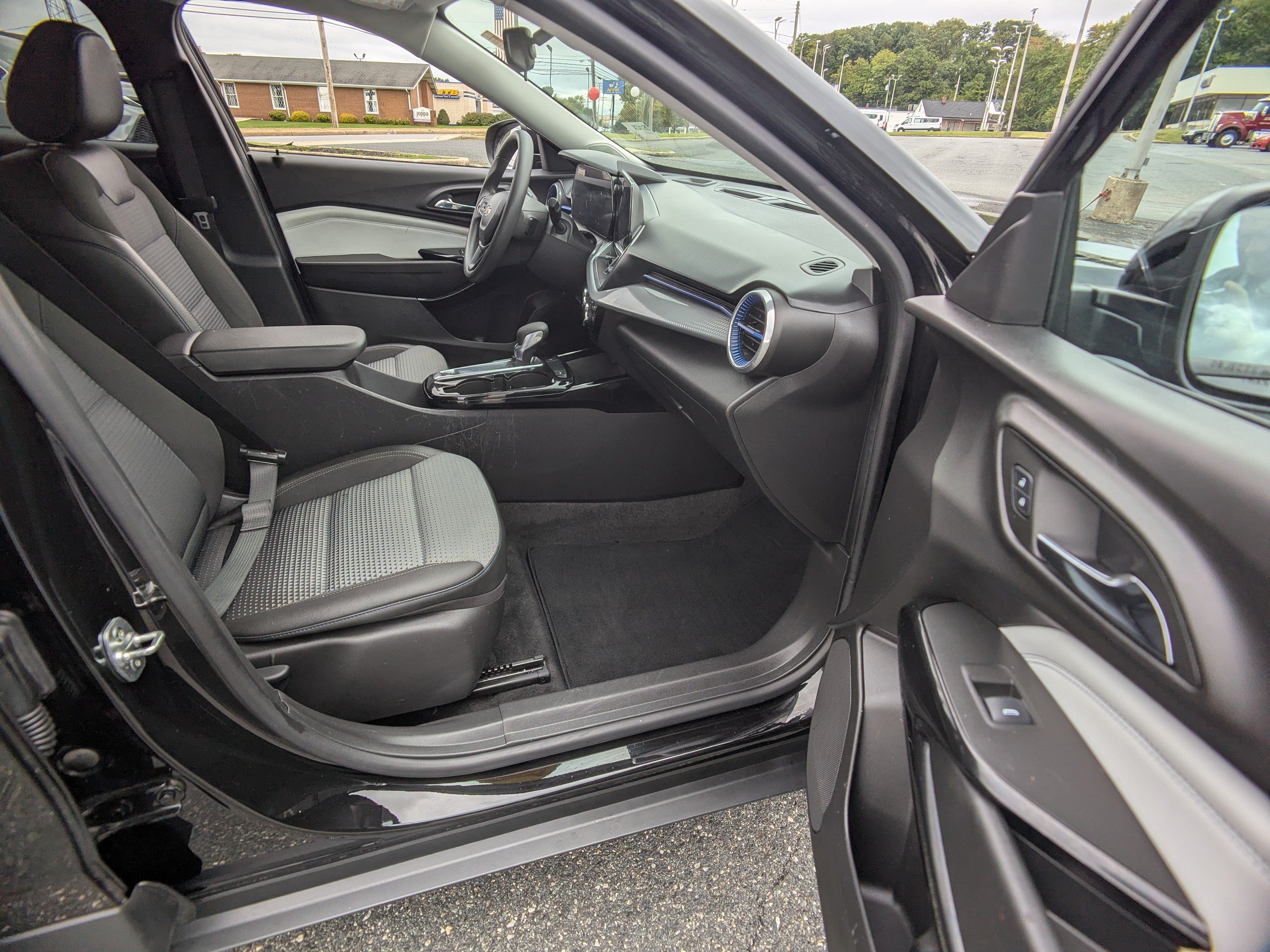 Used 2025 Chevrolet Trax LT FWD image 12