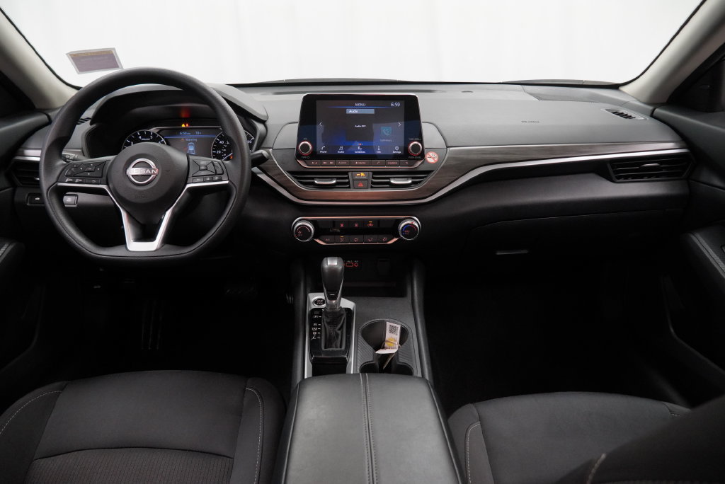 Used 2025 Nissan Altima 2.5 SV FWD image 2