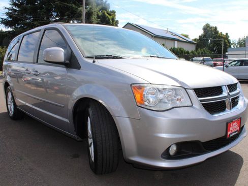 Used 2016 Dodge Grand Caravan SXT FWD image 3
