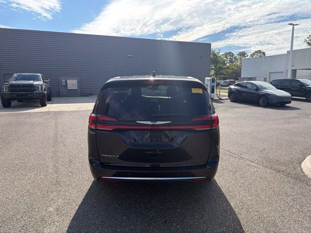 Used 2024 Chrysler Pacifica Touring-L FWD image 8