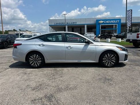 Used 2024 Nissan Altima 2.5 SV FWD image 2
