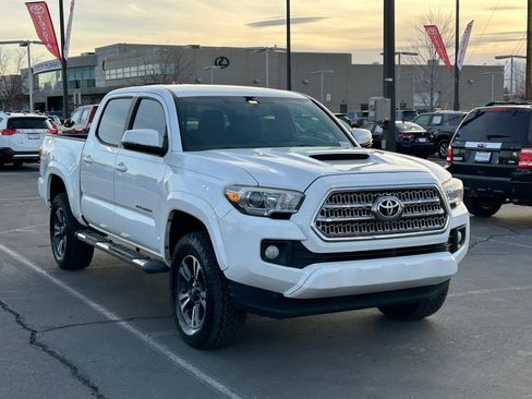 Used 2016 Toyota Tacoma TRD Sport image 7
