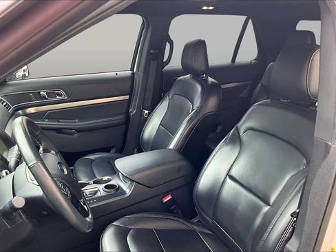 Used 2019 Ford Explorer XLT w/ Equipment Group 202A FWD image 8