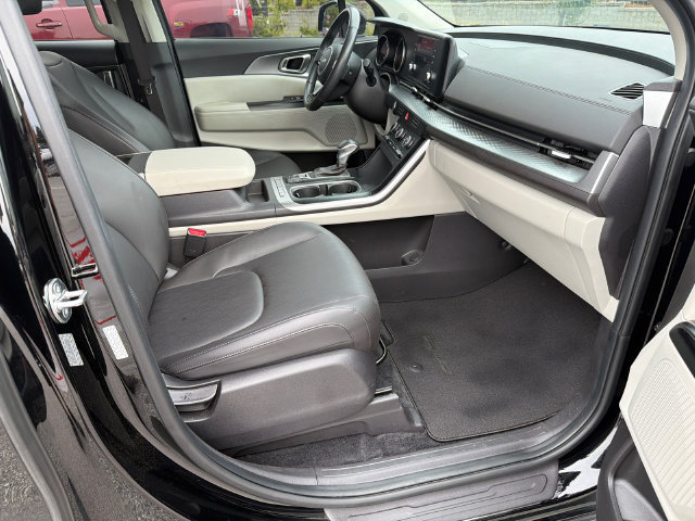 Used 2024 Kia Carnival LX FWD image 13