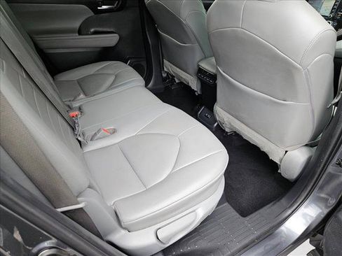 Used 2020 Toyota Highlander XLE AWD/4WD image 20