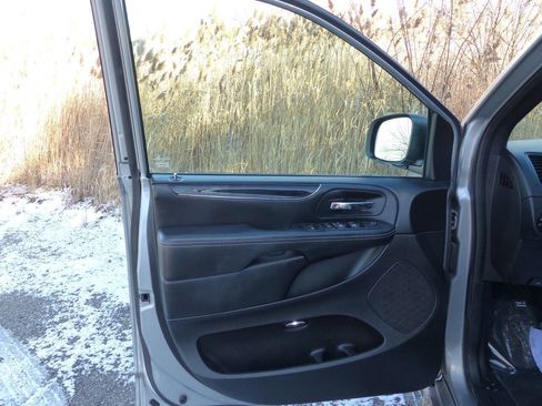 Used 2016 Dodge Grand Caravan SXT image 18