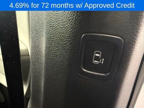 Used 2024 Kia Carnival EX image 11