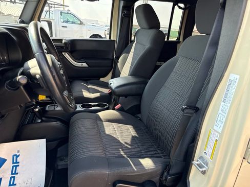 Used 2012 Jeep Wrangler Unlimited Rubicon w/ Connectivity Group AWD/4WD image 10